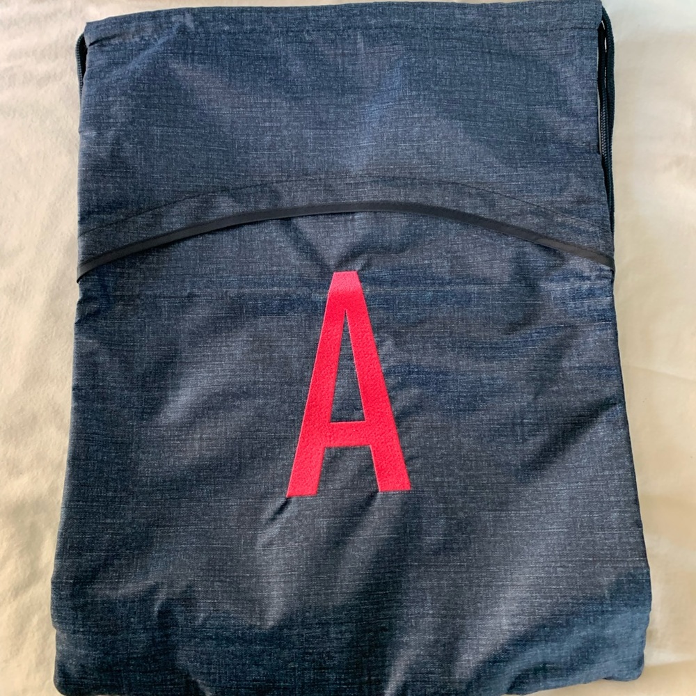 Thirty-One Gifts Cinch Sac - Blue Crosshatch - Letter “A” - new in packaging